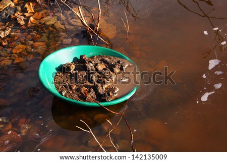 Prospecting tray for washing of shlikhovy gold with rock in a reservoir