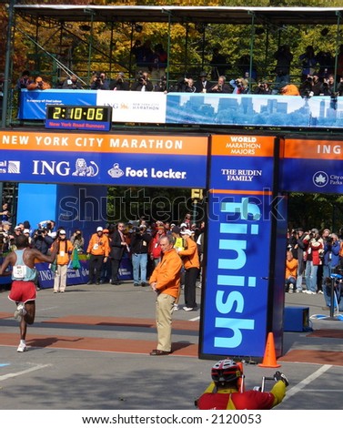 New York City Mayor Michael Bloomberg watches as Stephen Kiogora of Kenya  finishes second in the 2006 ING New York City Marathon