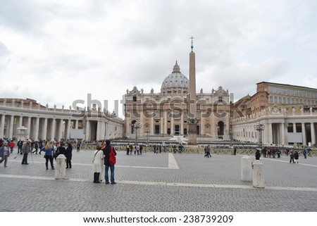 VATICAN CITY, VATICAN - FEBRUARY 20, 2014: St. View of St. Peter\'s Square and St. Peter\'s Basilica.