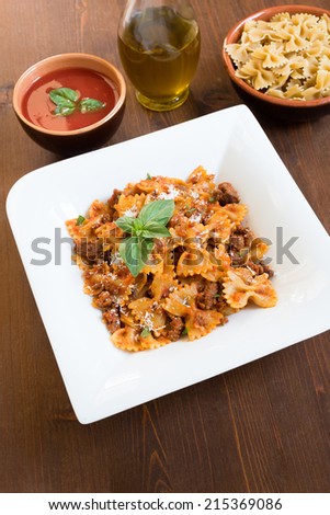 Farfalle with tomato and beef sauce