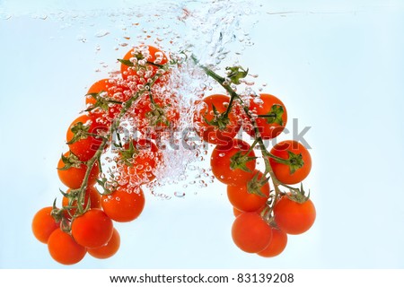 Cherry tomato / Cherry tomato falling into the water