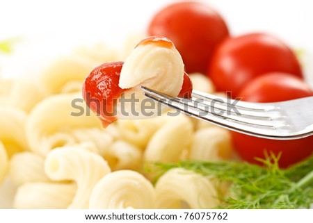 Boiled pasta with fresh tomatoes
