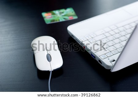 Notebook, credit card, mouse (shallow DOF)