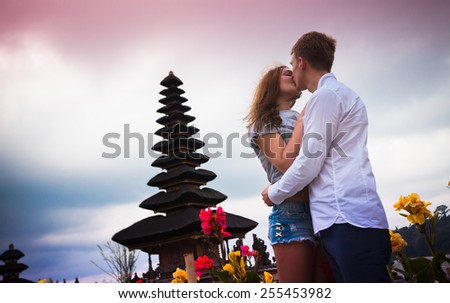 wedding couple near the famous temple at beratan lake, Bali
