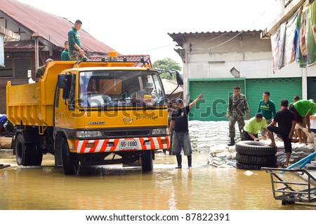 BANGKOK THAILAND - OCTOBER 28 : Thai soldiers are helping people who have suffered from flooding. on October 28, 2011 in Bangkok, Thailand.