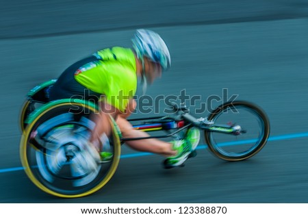 PARIS , FRANCE - APRIL  14 : handicapped man marathon runners in a wheelchair at  Paris International Marathon on April 14 , 2006 in Paris, France