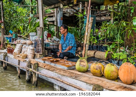 BANGKOK, THAILAND - DECEMBER 30, 2013: seller at Amphawa Bangkok floating market