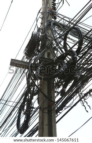 Wire electric in pole it messy and chaotic