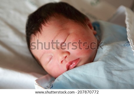 newborn baby Aged 2 Days sleep in the blanket