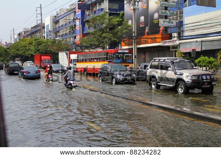BANGKOK THAILAND - NOVEMBER 5 : Heavy flooding from monsoon rain from north Thailand arriving in ladprao Road on November 5, 2011 in Central Bangkok, Thailand.