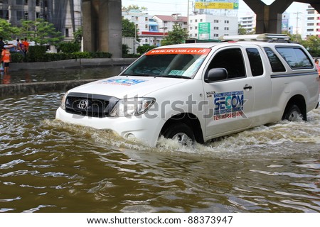 BANGKOK THAILAND - NOVEMBER 8 : Unidentified driver in car try to escape rising flood waters at ladprao Road, in Bangkok, Thailand on Nov. 8, 2011.
