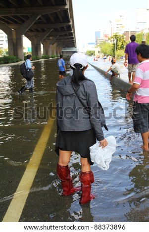 BANGKOK THAILAND - NOVEMBER 8 : Unidentified people standing and look at the road, Heavy flooding from monsoon rain arriving in viphavadee Road on November 8, 2011 in Central Bangkok, Thailand.