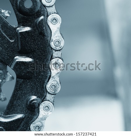 Mountain bike three chain ring crankset with chain