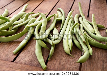 green string beans on wooden table