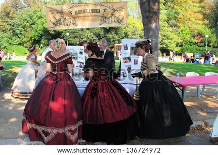 MARSEILLE, FRANCE - AUGUST 26: Organizers evenings old dances in historical costume. Marseille Festival Association on August 26, 2012 in Park Borelli, Marseille, France