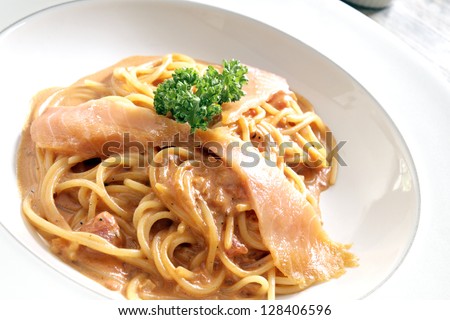 Spaghetti salmon sauce pink