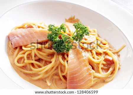 Spaghetti salmon sauce pink