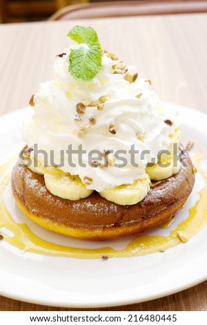 Pancake with caramel sauce And bananas, whipped cream