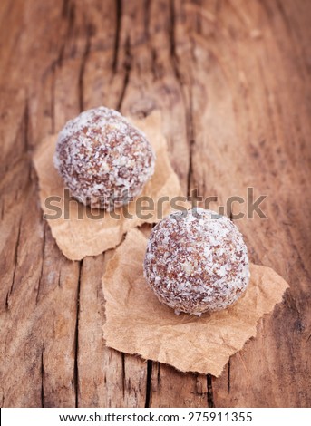 Organic non bake energy balls made from moroccan dates, almond and coconut truffles on wood
