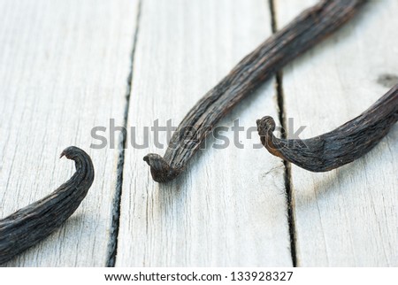 vanilla beans on rustic wooden table
