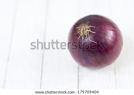 spanish onions on white wooden table