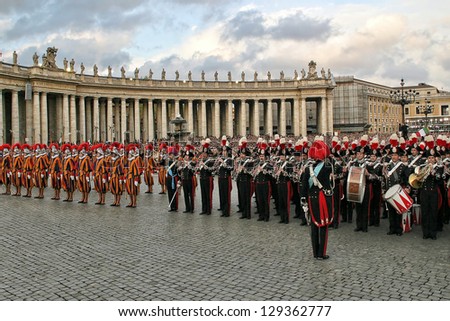 VATICAN - APRIL 19: Pontifical Swiss guards and military band stand on Saint Peter\'s Square during new pontific elections in Vatican city, Vatican on April 19, 2005.
