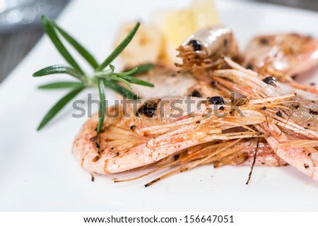 Fresh fried Shrimps with herbs and garlic