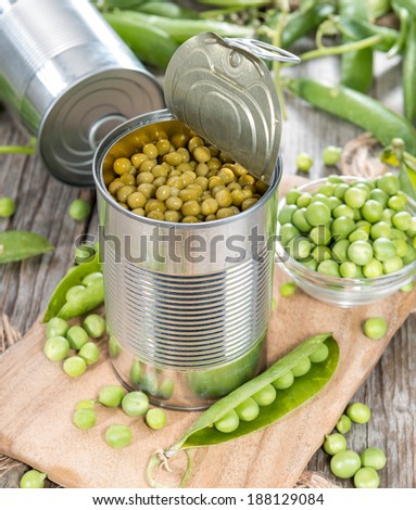 Small portion of canned Peas with some fresh pods