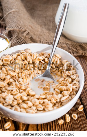 Puffed wheat breakfast cereals with honey and milk