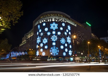 BARCELONA - NOVEMBER 24: El Corte Ingles shopping mall at night,  with traffic lights, on November 24, 2012 in Barcelona, Spain