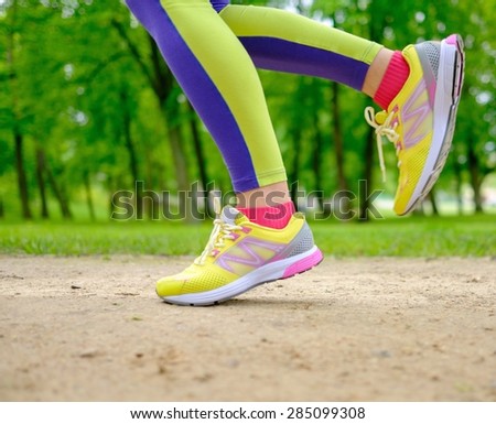 Runner running outdoors wearing sport leggings
