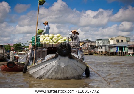 CAN THO,VIETNAM-APRIL 14: Cai Rang Floating Market, 6km from Can Tho,  most famous and biggest floating market in Mekong Delta with hundreds of boats packed on April 14, 2012 in Can Tho, Vietnam.\