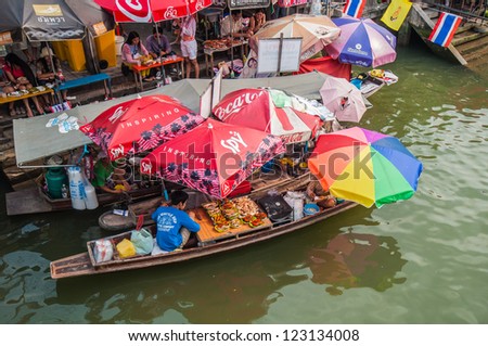 AMPHAWA,THAILAND-DECEMBER 22: Trader\'s boats in Amphawa floating Market, 110 km from Bangkok, most famous floating market and cultural tourist destination on December 22, 2012 in Amphawa, Thailand.