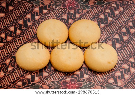Cookies put on an Asian plate decorated like Olympic logo