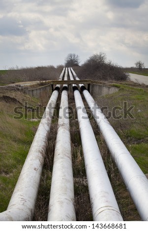 Industrial pipeline installation with gas and oil