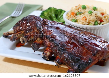 Rack of barbecue ribs with rice and broccoli