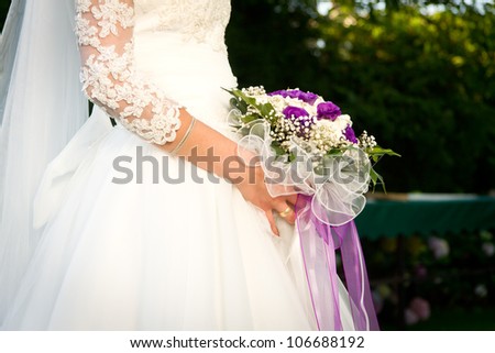 Bride holding wedding flowers.