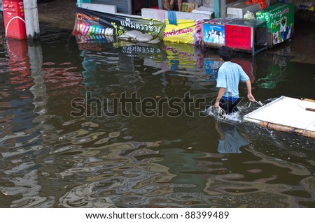 BANGKOK, THAILAND-NOVEMBER 8: People use boats and rafts as a transportation through water during the worst flooding in decades on November 8, 2011 Ngam Wong Wan Road, bangkok, Thailand.