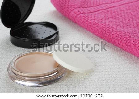 Cosmetic powder compact .