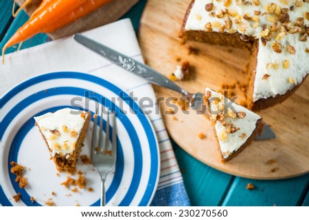 Carrot cake and cloth on table with fresh carrots