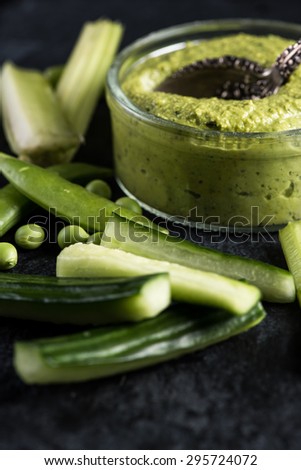 Green peas and mint dip, clean eating