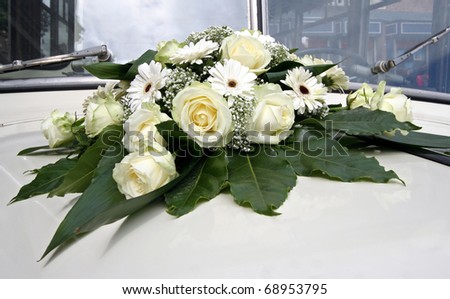 Bridal bouquet on wedding limousine