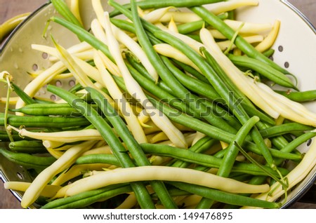 A bowl of of freshly picked green and yellow beans