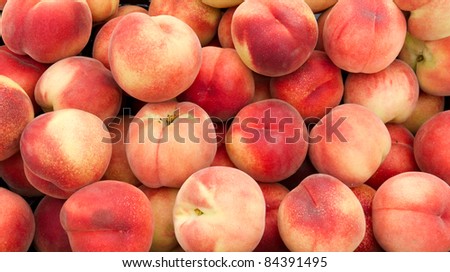 Freshly picked white peaches on display at the farmer\'s market