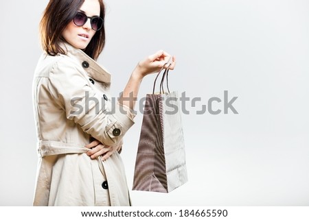 Fashion portrait of stylish woman with shopping bag