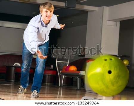 guy throws the ball, bowling, watching the ball flying