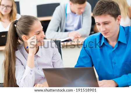 students together to discuss the lecture, come together, looking at laptop monitor