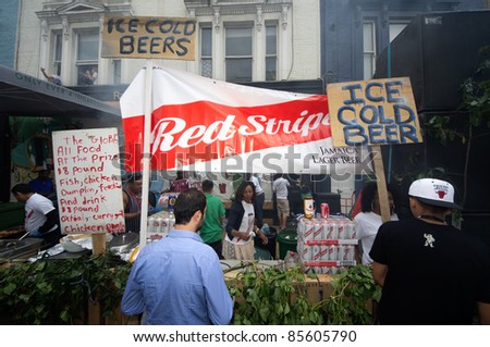 LONDON - AUG 29: people queue for a beer during  the Notting Hill Carnival on August 29, 2011 in London, England.