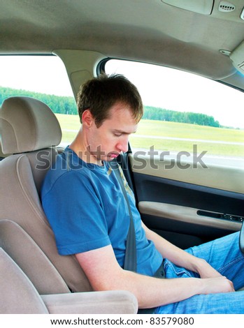 man sleeps in a car
