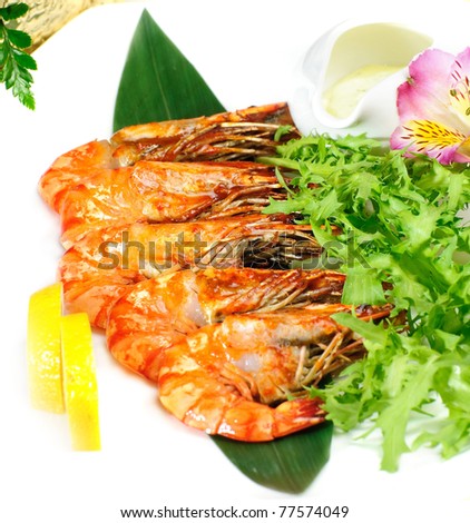 shrimp with lemon isolated on the white